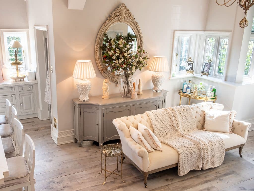 Arts & Crafts Kitchen Lounge